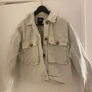 Zara jeansjacka - Jeansjacka fråk Zara, använd en sommar. Storlek XS💞