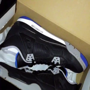 Jordan 4 - Air jordan 4 retro i storlek 38, säljer för väldigt bra pris eftersom att dessa inte använda (små). Väldigt sällsynta. Använt max 5 gånger de har bara legat hemma så passar på att sälja dom.