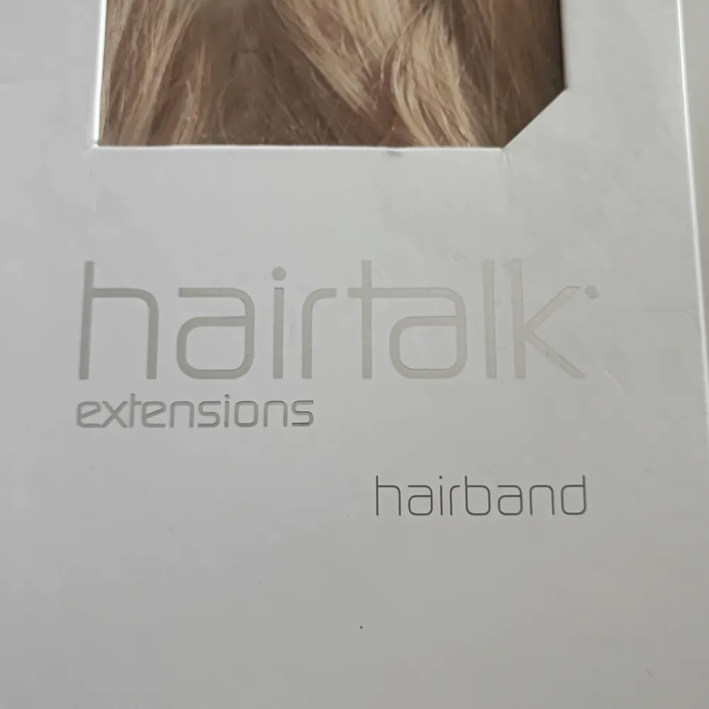 Jag säljer mitt jättefina hairband ifrån Hairtalk i färgen blonde 23/613, 40 cm. Passar till alla tillfällen då man vill känna sig lite extra fin. Håret är äkta och går att styla på samma sett som sitt egna hår. Aldrig använd endast testad och stylad.Se bifogade bilder. . Accessoarer.