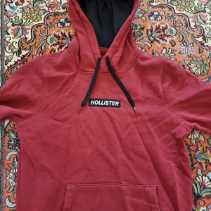 Hollister hoodie - Storlek S använd ett par gånger inga fläckar som jag vet.