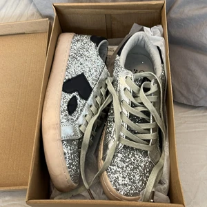 Le temps des cerises skor - Säljer dessa skit snygga skor från le temps des cerises! Aldrig andvända och helt nya! Köp direkt för 400kr.  Storlek 37! Köpta för 650kr