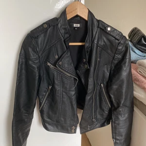 Skinnjacka från bikbok i str M💗 - Super trendig skinnjacka från bikbok!💗 super fin och skulle inte säga är i dåligt skick 💖 har också väldigt coola detaljer och är inte alls jobbigt att ha på sig, jackan är i str M  💗 köparen står för frakt (45kr)💗 hör gärna av dig vid intresse 💗💗