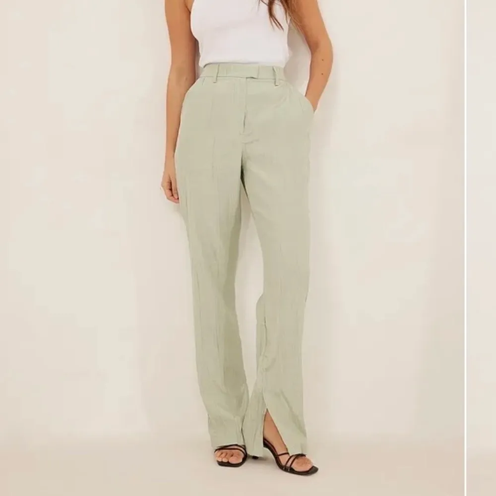 Säljer ett par skitsnygga kostymbyxor i en ljusgrön färg från Nakd. Älskar dessa!! De är endast testade  men de var tyvärr för stora på mig. Original priset ligger på 439kr. Perfekta nu till sommaren!!✨ (Lånade bilder från hemsidan). Jeans & Byxor.