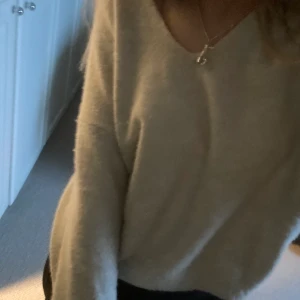 V-ringad, stickad hm tröja - Säljer den här v-ringade tröjan ifrån hm! Den är super fin och inte heller använd så mycket. Tröjan har däremot ett litet hål ungefär längst ner på tröjan, skulle dock inte säga att de syns så mycket. Skriv privat ifall ni vill se tydligare bilder. Buda i antingen kommentarerna eller privat. Köparen står för frakt!💕
