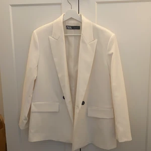 Krämvit kavaj zara - Helt oanvänd krämvit kavaj från zara, perfekt till våren och sommaren 