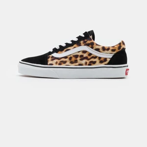 Leopard vans  - Säljer mina leopard vans då som inte kommer till användning. Änväna ett fåtal gånger Max 5 gånger. Skicket är som helt nya. kan skicka egentagna bilder för den som önskar💗 köpte dom för 849kr 