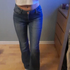 Lågmidjade bootcut jeans - Fina lågmidjade bootcut jeans från lindex (barnstorlek) lite långa på mig som är 163. Syns inte att dom är från barnavdelningen ända är att man kan spänna åt dom i midjan inuti vilket jag tycker bara är bra. Priset går o diskutera och skriv vid frågor eller flera bilder 💕