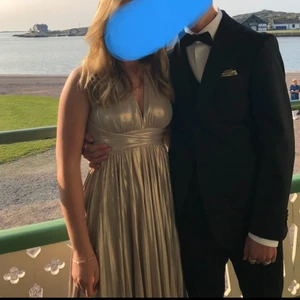 Balklänning  - Säljer min balklänning ifrån bubbelroom den är bara använd en gång så den är i bra skick. Storleken är 38 men jag är 163  och den passade mig perfekt. 