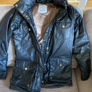 Jacka - Säljer min jättefina jacka, den är köpt för ett tag sen men i bra skick och använd bara ett fåtal gånger . Säljer den för att jag inte har haft så mycket användning av den. Hyfsat tjock men material känns nästan som skinn. 500kr. 