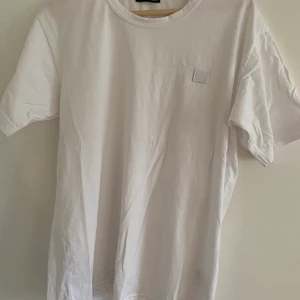 Acne Studios T-Shirt Vit M - Tjena. Säljer här min knappt använda tshirt från Acne. Sitter som en vanlig medium. Kolla in mina andra annonser med Acne!