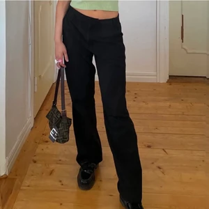 Lågmidjade kostymbyxor - Kostymbyxor från Asos petite, modellen på bilden är 160cm och säljer för att de är för korta för mig som är 166❤️ 