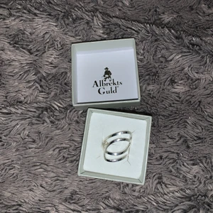 Äkta silverring - Använder tyvärr inte. Storlek 18