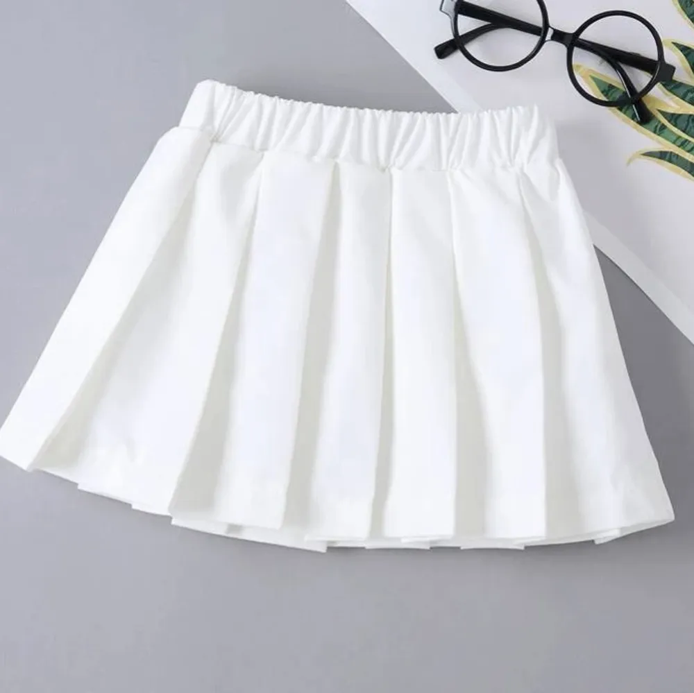 En vit kjol, för liten för mig så kan tyvärr inte ta bilder när jag har på mig den men kan gärna ta bilder på kjolen🤍 (barnstolek) 130! Original pris 99kr min pris 20kr frakt för 66kr🤍. Kjolar.