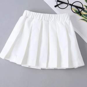 En vit kjol, för liten för mig så kan tyvärr inte ta bilder när jag har på mig den men kan gärna ta bilder på kjolen🤍 (barnstolek) 130! Original pris 99kr min pris 20kr frakt för 66kr🤍