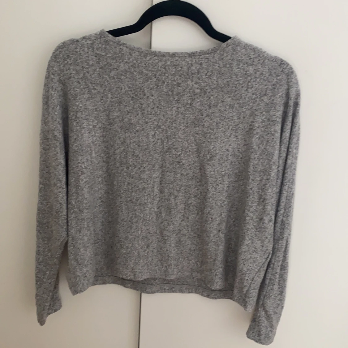 Grå stickad tröja 