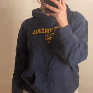 Nike hoodie - Vi säljer en Nike hoodie i marinblå färg.  Köparen står för frakten. Skriv för mer info💕