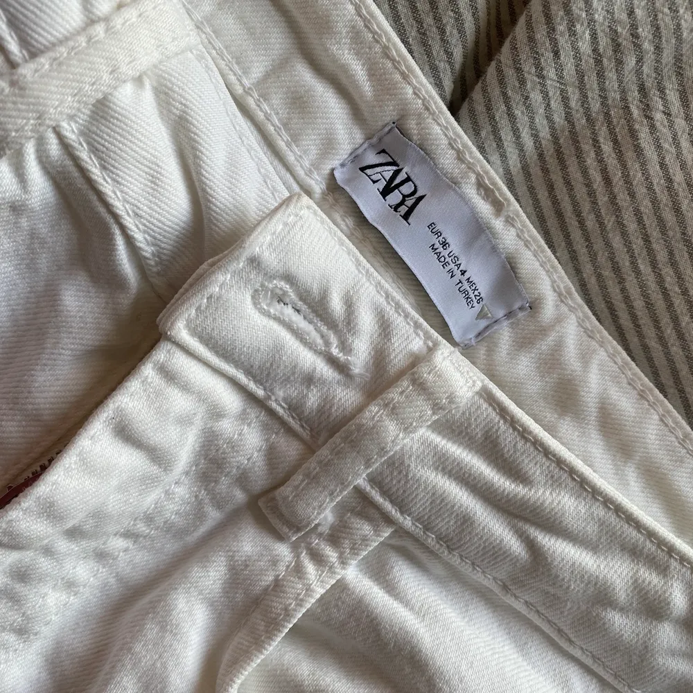 Mom Jeans från Zara, använda en gång fint skick inga fläckar. Storlek 36. 100kr+frakt.. Jeans & Byxor.