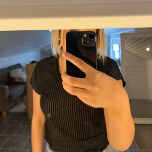 randig t-shirt från saint tropez - Säljer en v-ringad t-shirt från saint tropez, aldrig använd endast testad, skriv för fler bilder☺️ köparen står för frakt! 