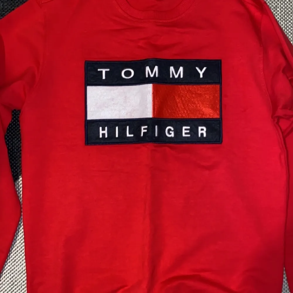 Röd Tommy tröja, köpt utomlands!. Hoodies.