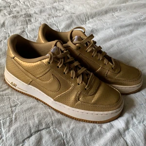 Nike Air Force 1 Olympic GOLD - Air force 1 olympic gold i bra skick lite creasade brara. Orginal sulan saknas tyvärr 