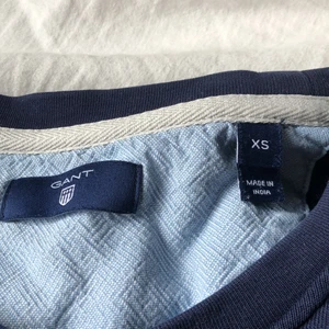 Gant tröja - Mörk blå långärmad Gant tröja, storlek Xs. Jag säljer tröjan för den har blivit för liten. Om du har frågor skriv gärna privat🤍  