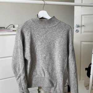Grå/beige tröja - Aldrig använd, från Gina storlek XS men passar en S-M. Material: Kashmirmix och bomull. 