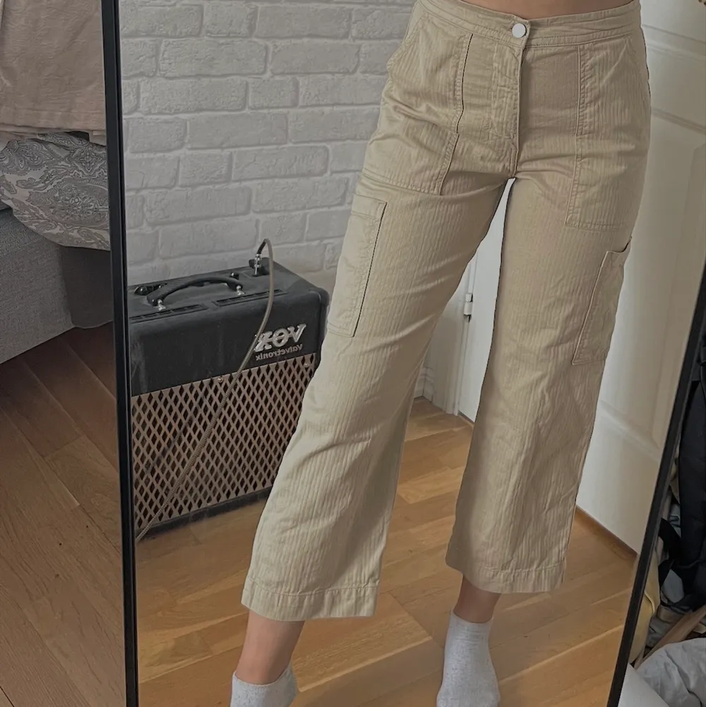 Cargo pants från Zara. Nyskick. Sjukt snygga men som ni ser på bild 1 är dem något korta för mig.                              Jag är: Längd: 170cm Brukar ha: 40 i byxor . Jeans & Byxor.