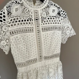 By Malina - Säljer min super fina By malina klänning som passar så bra som student klänning och skolavslutning!🥰🥰🥰Storlek Xs NY SKICK