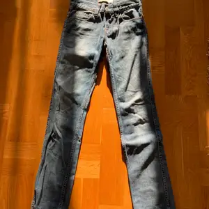 Säljer dessa 511 Slim jeans från Levis, då de tyvärr har blivit för små för mig! 💓 Storlek 29, men skulle säga att de är mer som en 26/27
