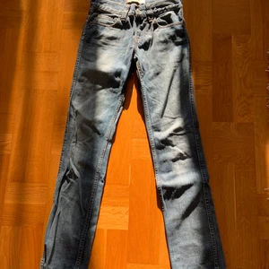 BLÅ LEVIS JEANS - Säljer dessa 511 Slim jeans från Levis, då de tyvärr har blivit för små för mig! 💓 Storlek 29, men skulle säga att de är mer som en 26/27