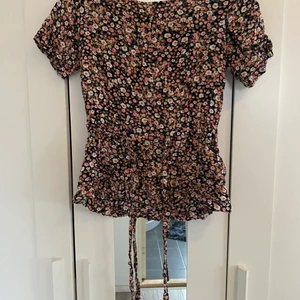 Blommig blus S - Fin blommig blus i storlek s finns snören som man kan dra åt. 40kr+frakt 36kr 🥰