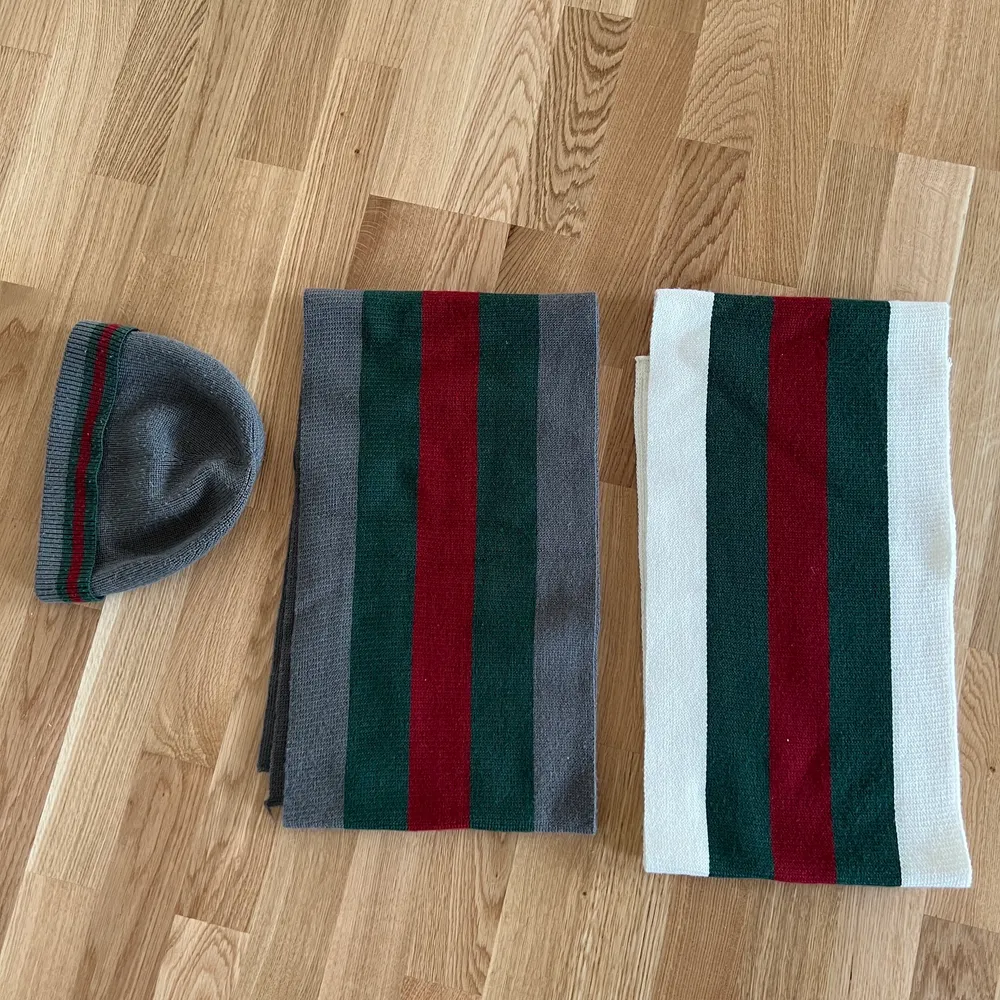 Gucci halsdukar och en Gucci mössa. Gucci mössa 400kr. Halsdukar 700kr st. . Övrigt.