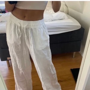 Linnebyxor  - Säljer mina vita linnebyxor från Ginatricot. Säljer pågrund av att jag har för många linnebyxor💕 (Lånade bilder) BUDA ENDAST IFALL DU ÄR VILLIG ATT KÖPA!!