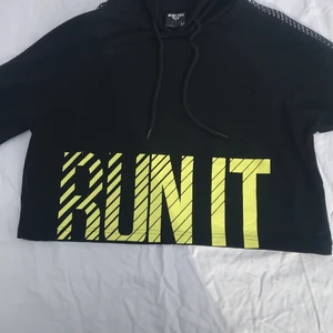 Athletics storlek M  - Nätiga hål i ärmarna neon text 