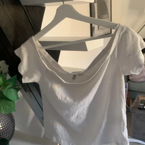 Vit off shoulder topp - Söt vit topp från H&M. Normal i strl