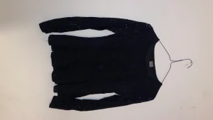 Svart tröja med spets armar - Mycket fin tröja. Använd ca 2 gånger. Mycket bra skick. Köparen står för frakt.