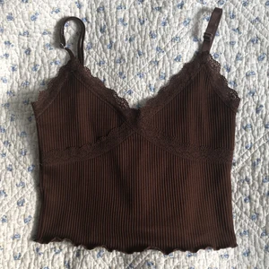 Linnen - Läs bio❤️ Säljer ett vitt och ett brunt linne från hm. Fint skick. Reglerbara axelband. Kan skicka fler bilder! 45kr styck (+ frakt). För små för mig! Sparsamt använda.