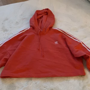 Adidas - Adidas lite kortare i skärning snygg på