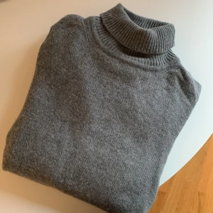 Stickad polotröja, Zara. Strl. M - Grå, stickad polotröja från Zara. Herrmodell, storlek M. Endast använd ett fåtal gånger så väldigt fint skick!