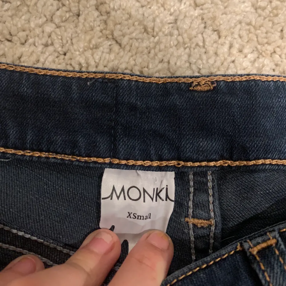 Säljer nu mina jätte fina botcut jeans,mörkblå, stl xs, typ nyskick, 140+frakt!💗. Jeans & Byxor.