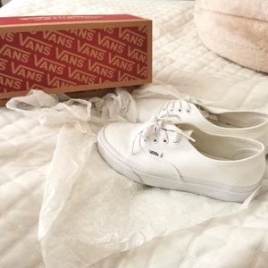 Vita sneakers - Vans - Klassiska sneakers med snörning och högre sula från VANS. Skorna har snygga detaljer och är fina till vardags. Har använt dem en gång. Nypris ca 699 kr.  - Snörning framtill - Logotyp baktill - Vita sömmar - Normal passform Sulans höjd: 3 cm. 