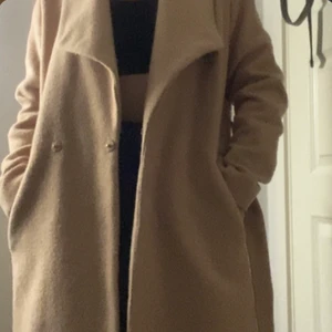 Beige kappa - Säljer min lite längre beiga kappa i storlek s ifrån Cubus! Skit fin, nypris är 700kr men säljer för 250kr 