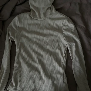 Beige turtleneck  - Jätte fin turtleneck, har en kort hals de satt inte fint runt min hals, färgen är sjukt fin. Frakt tillkommer.
