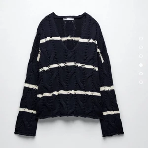 Stickad Zara tröja 👊🏼🥰 - Säljer denna sjukt snygga stickade tröjan från zara! Aldrig använd med prislappen kvar ☺️ Hör av er för fler bilder eller frågor ❤️🥰 (FINNS KVAR, köp för 200kr)