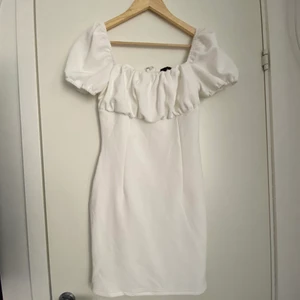 Studentklänning - Min studentklänning 🤍 älskar den och säljer den nu vidare då jag, ja, tagit studenten. Jättebekväm💘❣️