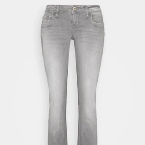 LTB Jeans  - Säljer dessa fina jeans från ltb som jag köpte i höstas på zalando !! Storlek 29/30, sparsamt använda för att de är förstora för mig som har vanligtvis 34-36 i jeans - skriv privat för frågor eller bilder ! Frakten ingår inte i priset 