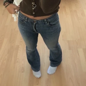 Hm low flare - Low flare jeansen från HM i stl 38, SLUTSÅLDA på hemsidan upp emot 40. Passar 36-38. SOM NYA. Sitter super men säljer då de är för lågmidjade för min smak. Mer bilder kommer eller i dm