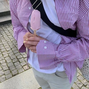 second hand skjorta - Super najs randiga skjorta köpte second hand ! Riktigt bra skick använd mycket sällan, köparen står för frakt 🚚 