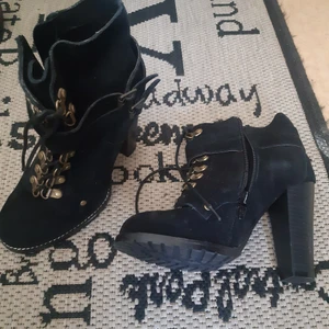 Skor med klack strl.36  - Mocka känga med snörning använt mycket sparsamt som nya. 250+frakt. Kan även mötas Göteborg, Mölndal Har Swish