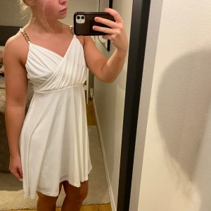 Studentklänning  - Studentklänning från Bubbelroom. Använd 1 gång. Storlek S. Köpte den för runt 600 kr. Finns inte kvar på hemsidan